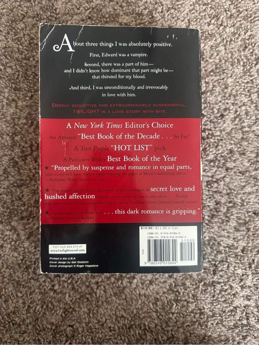 Twilight — Black Cover with Red Apple (Paperback)